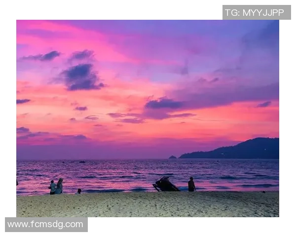 在粉色沙滩上踢足球感受阳光与海浪的完美结合